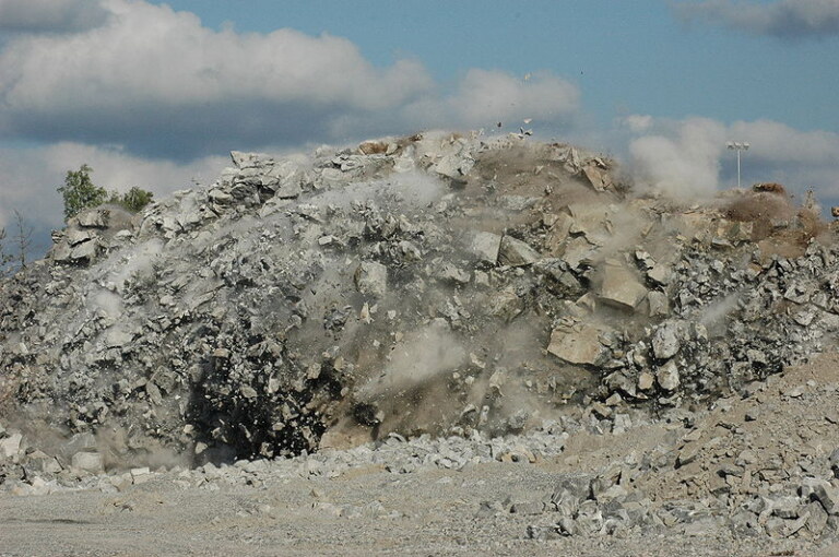 Important influence factors of cut blasting